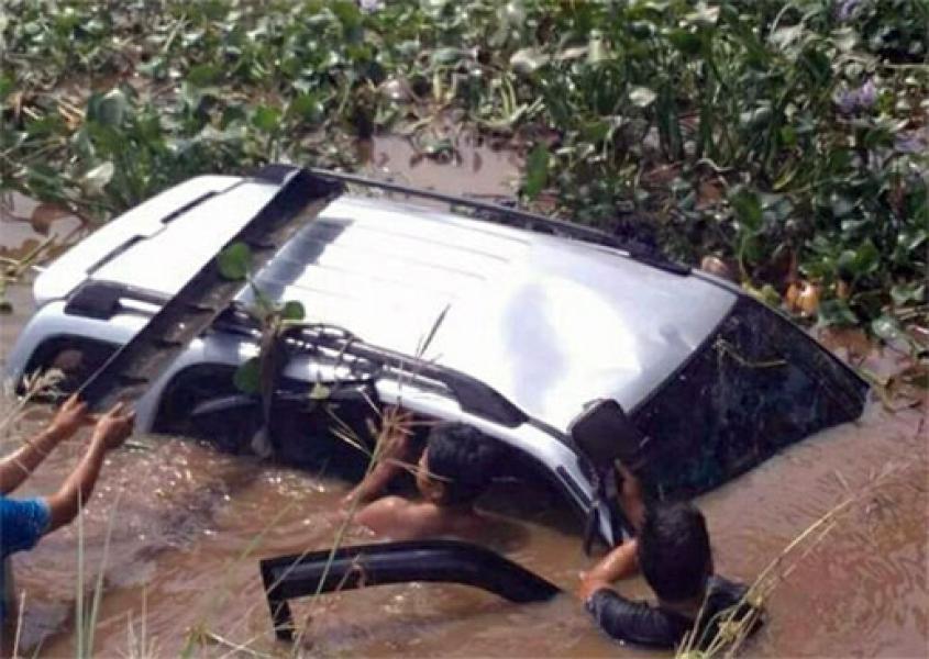 Terperosok Lobang Jembatan, Suzuki Escudo Terjun Ke Sungai di Kotabaru 