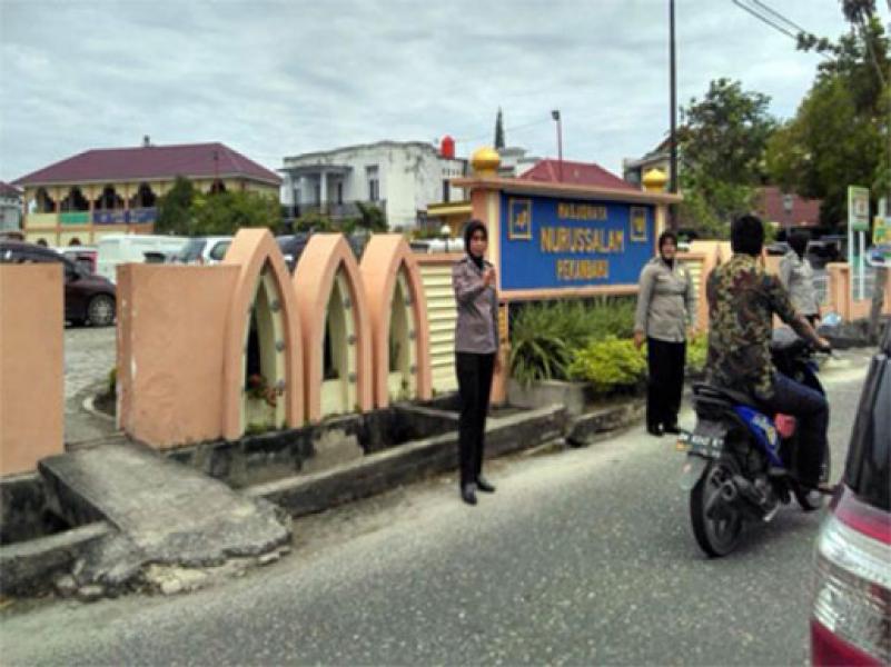 Tingkatkan Keamanan, Polsek Bukit Raya Terjunkan Srikandi