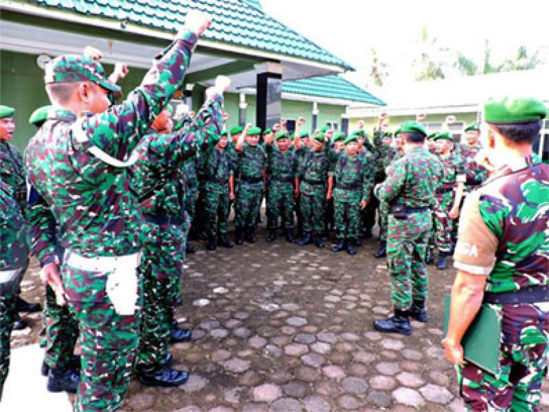 Usai Pimpin Upacara Bendera Kasdim 0314/Inhil Berikan Jam Komandan