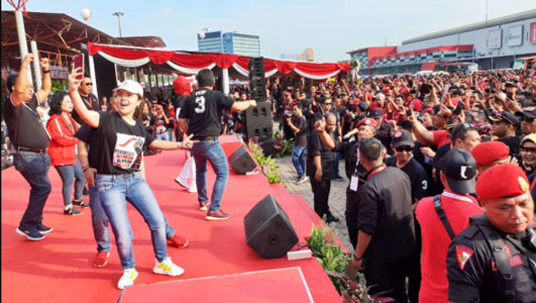 Awali Penutupan Rakornas, Ribuan Kader PDIP Senam �Jokowi Sekali Lagi�