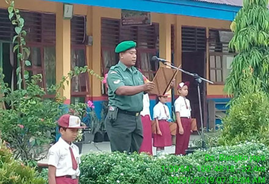 Babinsa 05 RM Ajak Siswa Cinta Tanah Air