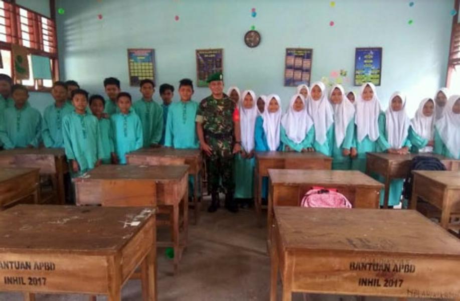 Babinsa Bayas Jaya Gelar Sosialisasi Bela Negara Di SMPN 2 Kempas