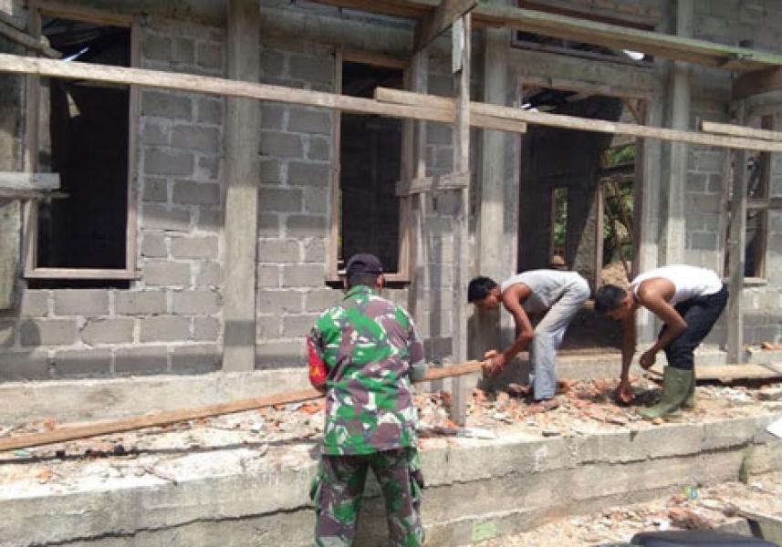 Babinsa Koramil 04/Pasir Penyu dan Warga Gotong-Royong Bangun Masjid