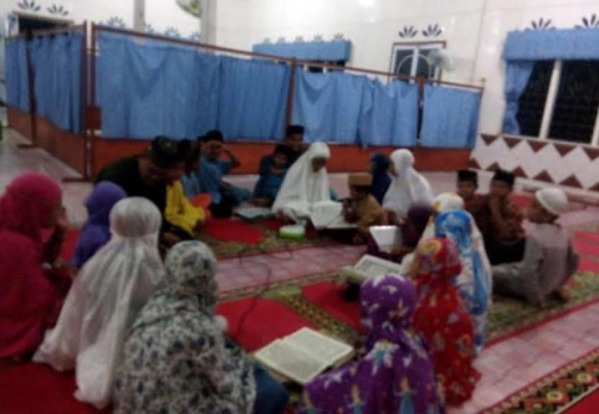 Babinsa Koramil Mandah Ngajar Ngaji