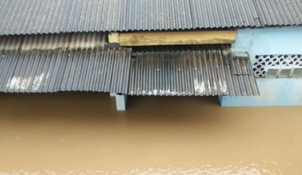 Banjir Pasca-Tsunami Terjang Labuan, Ketinggian Air Sampai Atap Rumah