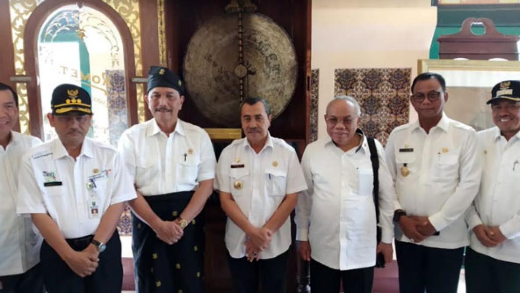 Bersama Menko Maritim, Bupati Rohil Hadiri Panen Raya di Siak 
