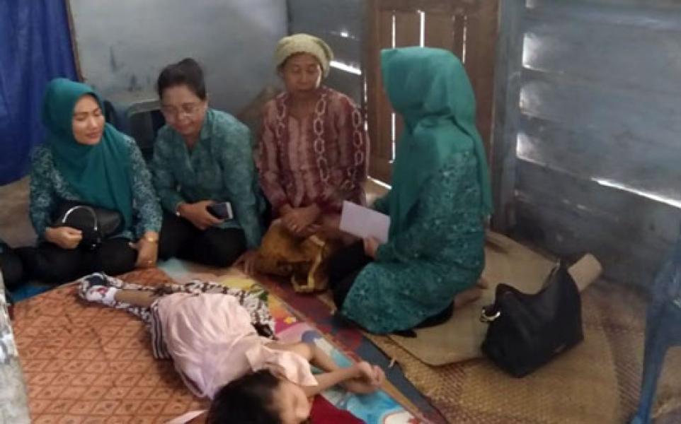 Dini Wulandari, Bocah Penderita Kelainan Tulang Sumsum dari Pelalawan yang Diasuh Neneknya