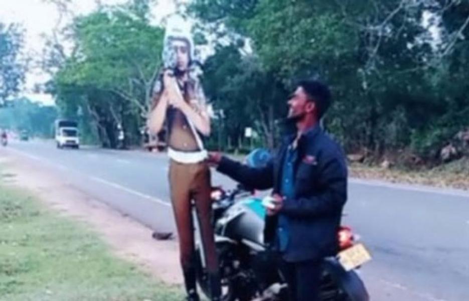 Dua Orang Ditangkap Karena �Menyogok Patung Kardus Polisi�
