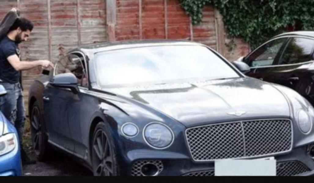 Gaya Keren Mohamed Salah Bersama Mobil Baru