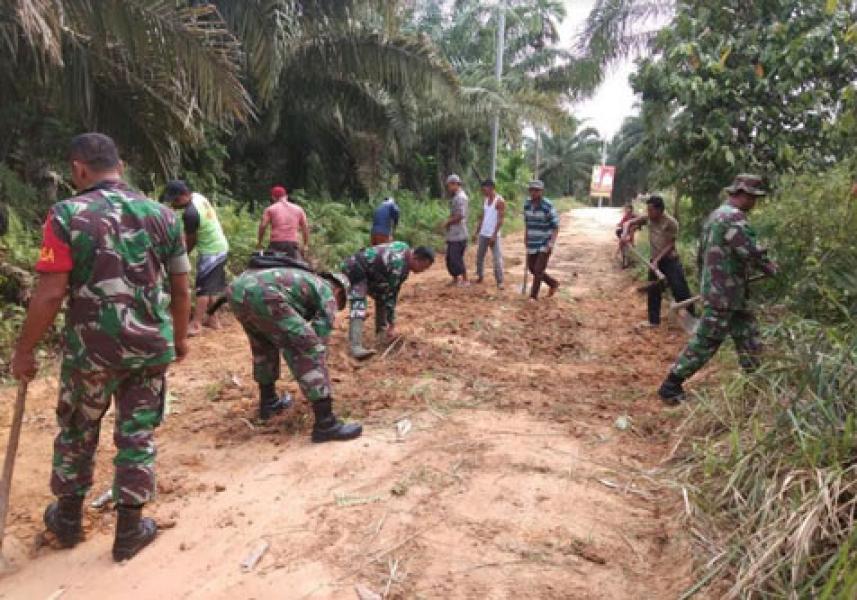 Jumat Bersih, Koramil 05 RM dan Warga Timbun Jalan Berlubang 