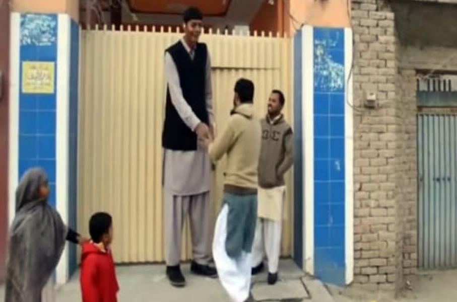 Kisah Pria Tertinggi di Pakistan yang Kesulitan Dapat Jodoh