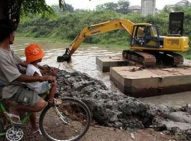Meminimalisir Banjir, Dinas PUPR Pekanbaru Turunkan Pasukan Kuning