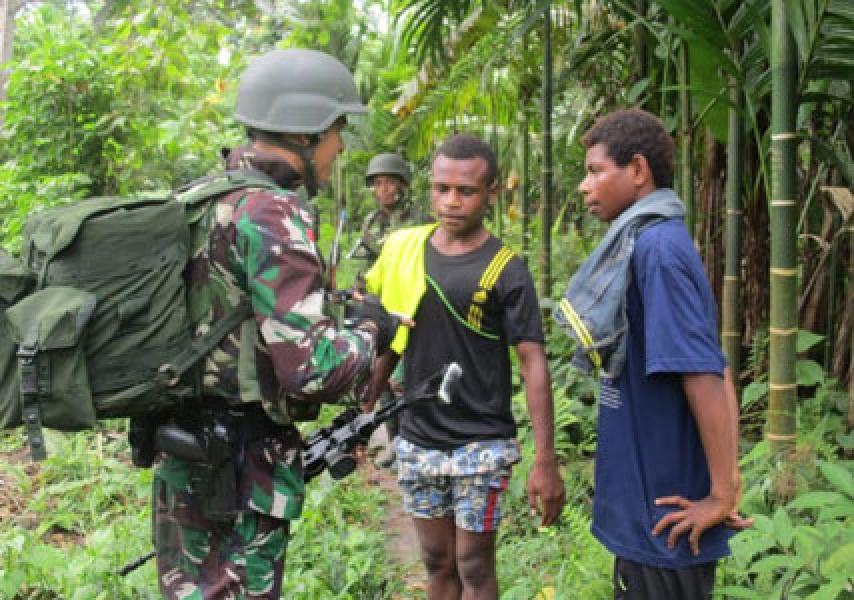 Prajurit Satgas Pamtas Amankan Empat Orang Pelintas Batas Illegal