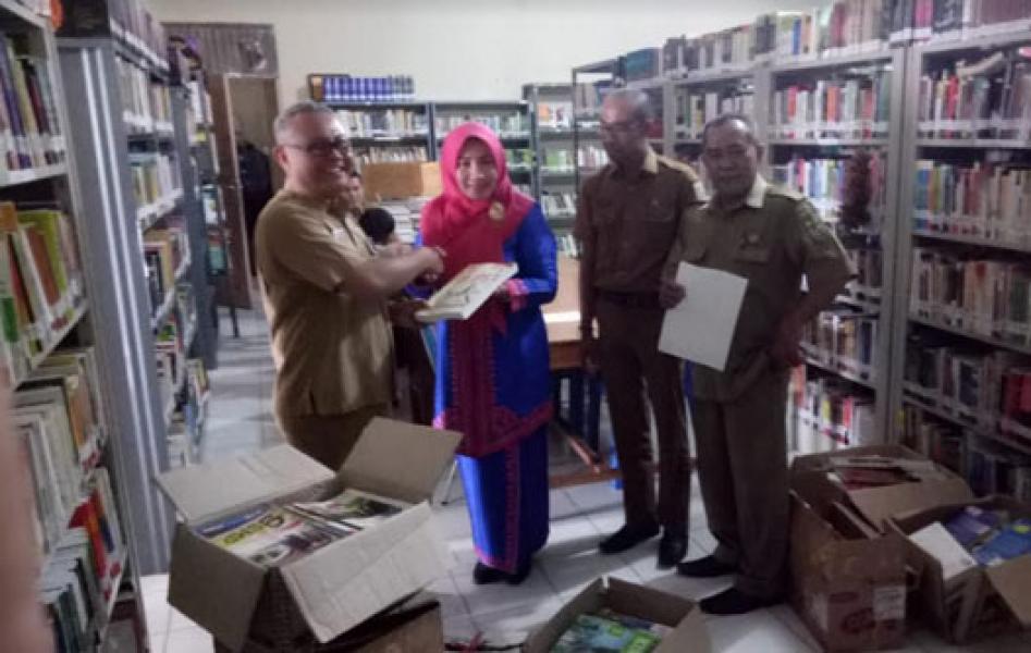 Serahkan Ratusan Buku ke Pustaka Daerah Pelalawan, Hj. Fatmalena: �Pustaka Sumber Ilmu dan Sarana Edukasi�