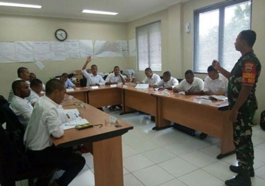 Serda Supriyadi Koramil 04/Lima Puluh Berikan Wasbang Kepada Karyawan PT Trakindo
