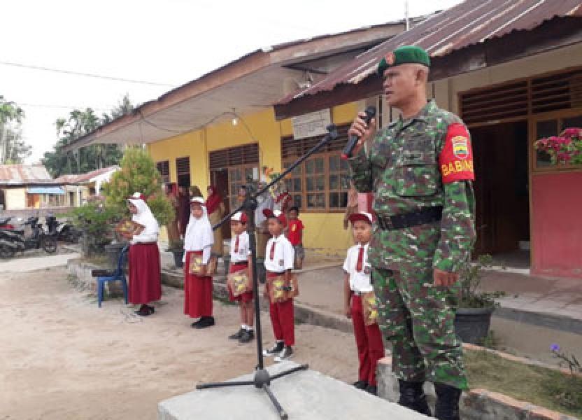 Tanamkan Rasa Kebangsaan Dikalangan Pelajar, Babinsa Koramil 05/RM Pimpin Upacara di Sekolah 