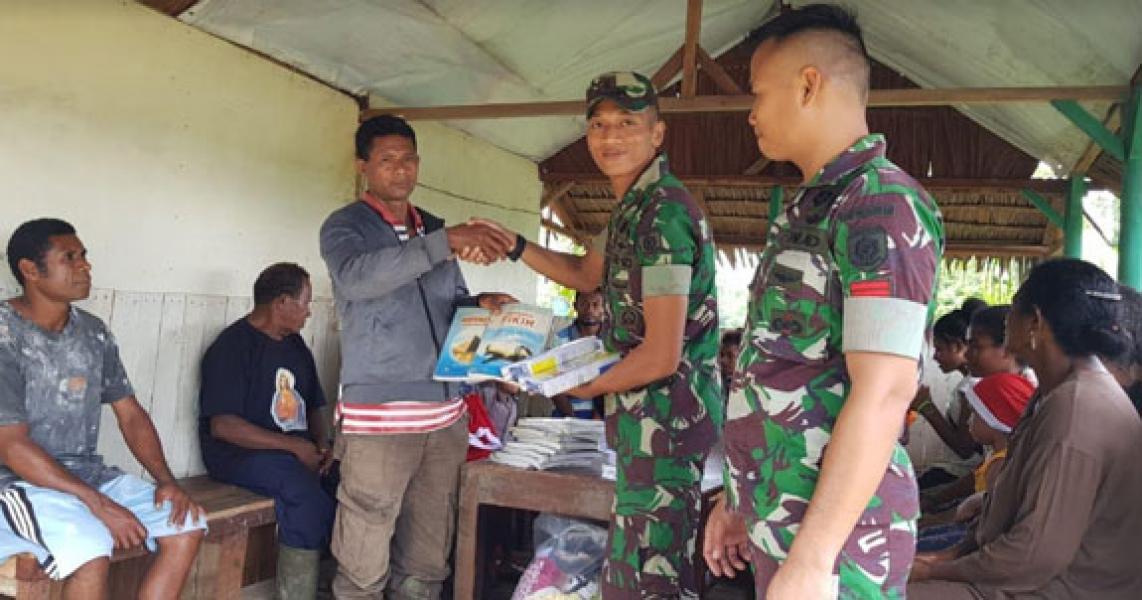 Warga Kampung Yowong Kunjungi Pos Skamto di Papua