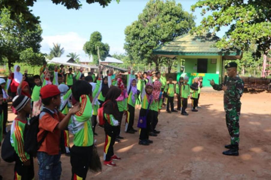 `Paket Cinta Tanah Air` Dari TNI Untuk Anak-Anak MI Al-Ma�arif Sota