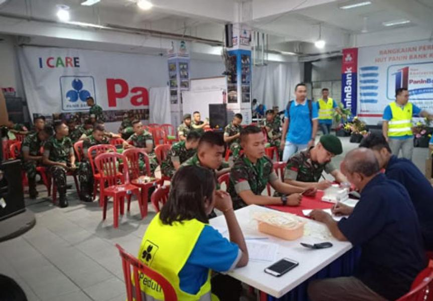 21 Prajurit TNI Yonif RK 136/TS Donorkan Darah di Anniversary Ke-11 Panin Bank