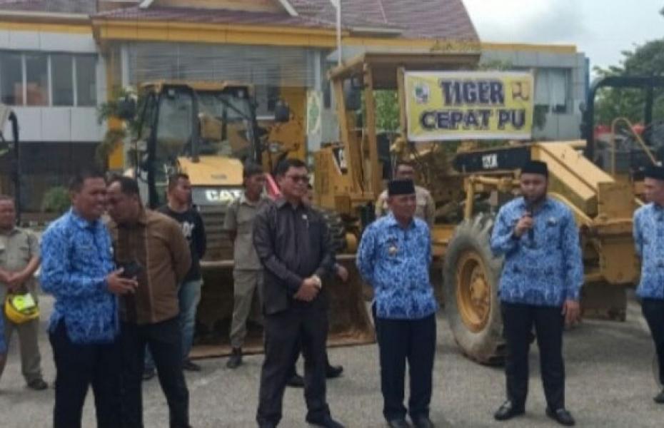 Alat Berat PUPR Pelalawan Turun di Masyarakat Gratis, Laporkan Oknum Lakukan Pungutan