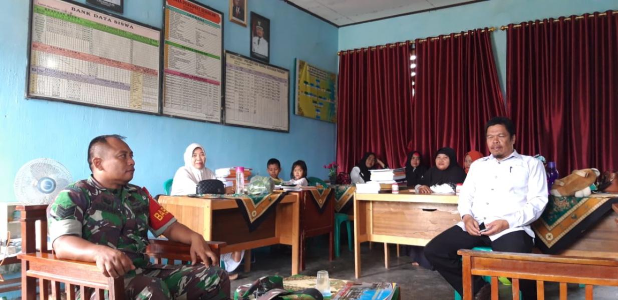 Anggota Babinsa Koramil 05/Kampar Kiri Laksanakan Komsos Dengan Kepala Sekolah dan Guru