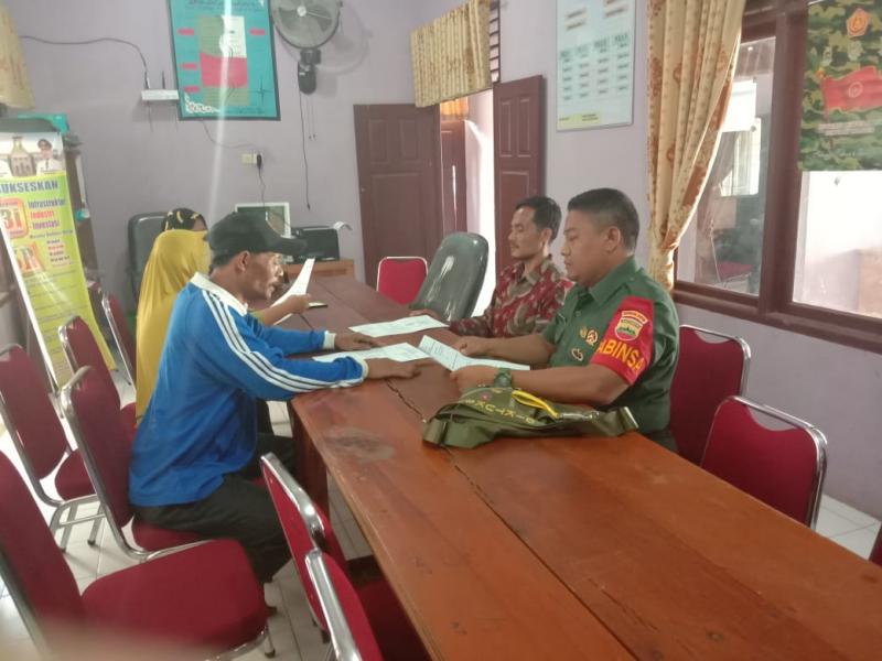 Babinsa Koramil 05/Kampar Kiri, Lakukan Komsos Dengan Perangkat Desa