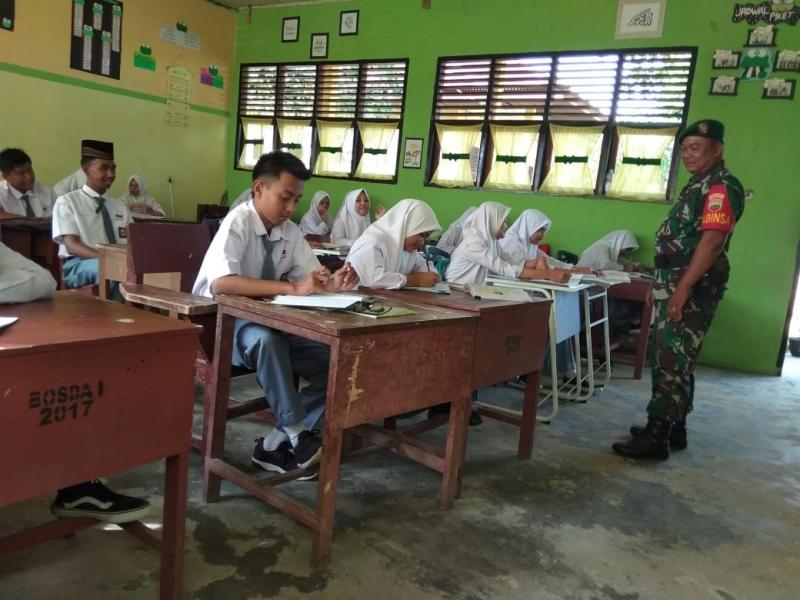 Babinsa Koramil 05/Kampar Kiri Sosialisasikan Wasbang, Bahaya Narkoba di SMAN 1 Bina Baru
