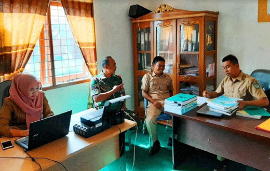 Babinsa Koramil 10 Kunto Darussalam Komsos Bersama Aparat Pemerintah