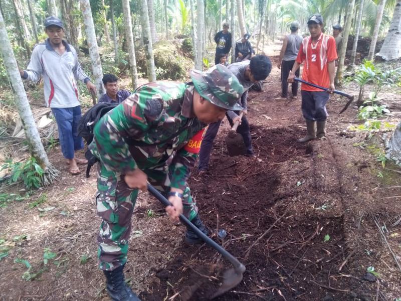 Babinsa Koramil. 05/KK Bersama Masyarakat Goto Royong Pembuatan Jalan Setapak