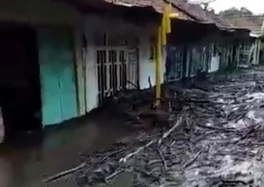 Banjir Bandang Terjang Bondowoso, 200 Rumah Tertutup Lumpur