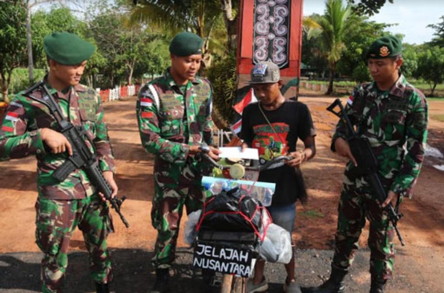 Bersepeda Jelajah Nusantara, Rajip Disambut Satgas Yonif 411 Kostrad di Perbatasan RI-PNG