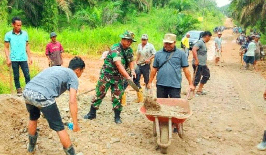 Bintara Pembina Desa Bersama Warga Bersihkan Sampah di Sepanjang Jalan