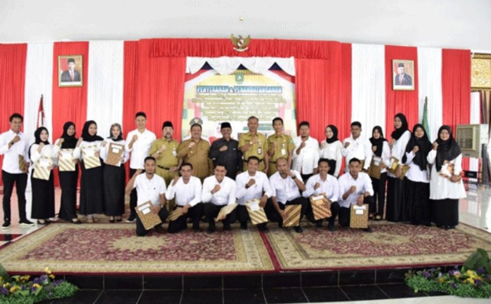 Bupati Amril Serahkan SK Tenaga Pendamping dan Akuntansi Desa