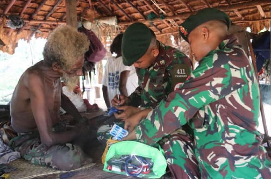 Demam Tinggi, Kepala Suku Kanum Diobati Tim Kesehatan Satgas Yonif 411 Kostrad