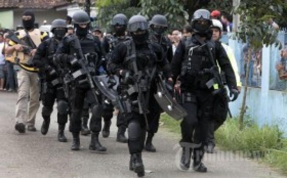 Densus 88 Tangkap Terduga Teroris di Riau, 3 Pucuk Senpi dan Ratusan Peluru Diamankan