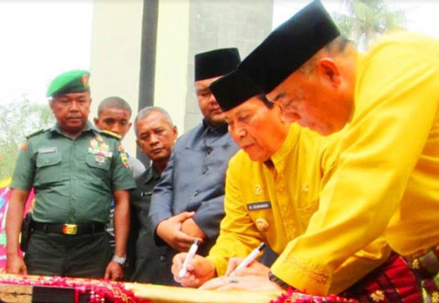 Dihadiri Pabung Rohul, Wagubri Bersama Bupati Rohul Resmikan Rumah Adat Mandailing
