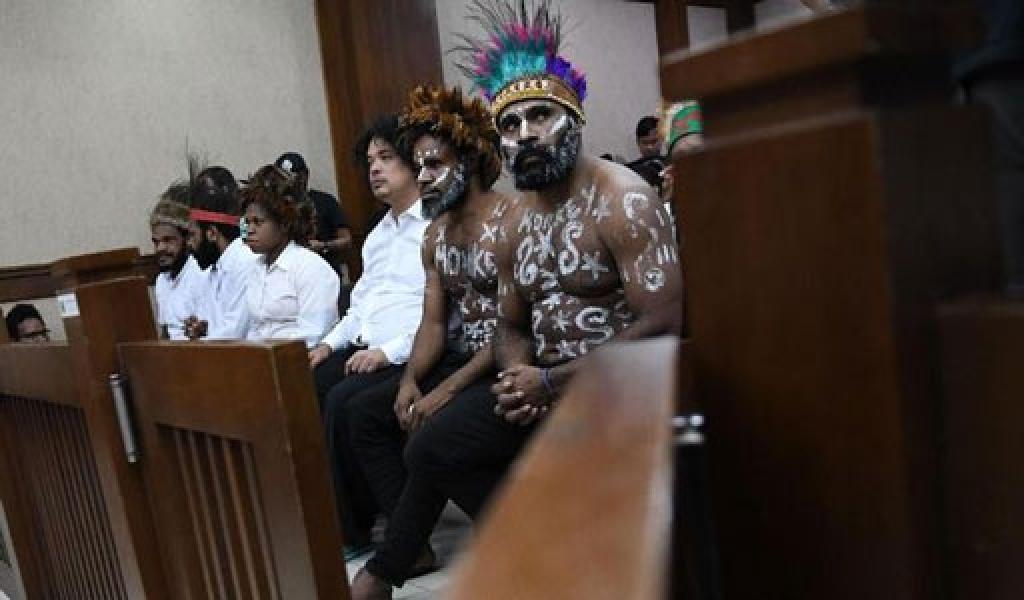 Hakim Tunda Sidang karena Aktivis Papua Berkeras Pakai Koteka