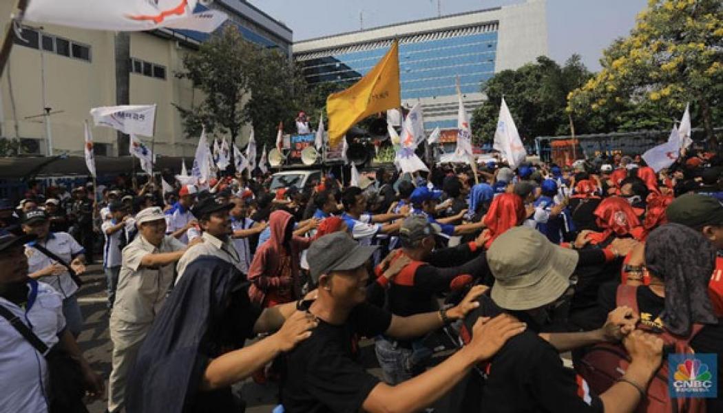 Hari Ini, Puluhan Ribu Buruh Demo Omnibus Law di Depan DPR