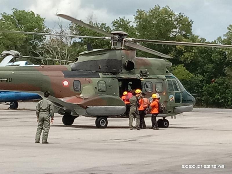 Heli Super Puma TNI AU Bantu Pencarian Korban Kapal Karam di Perairan Rupat 