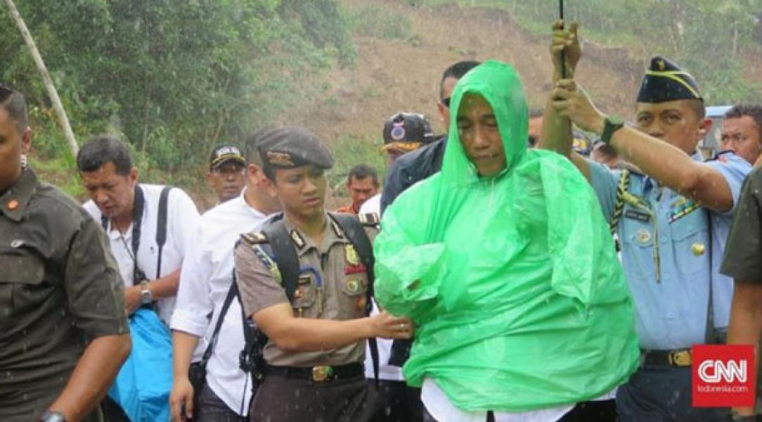 Jokowi Diguyur Hujan Deras Saat Tinjau Longsor Sukajaya Bogor