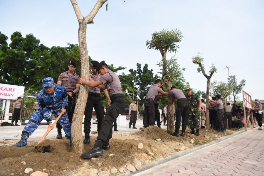 Kadislog Lanud Rsn Hadiri Polri Peduli Penghijauan