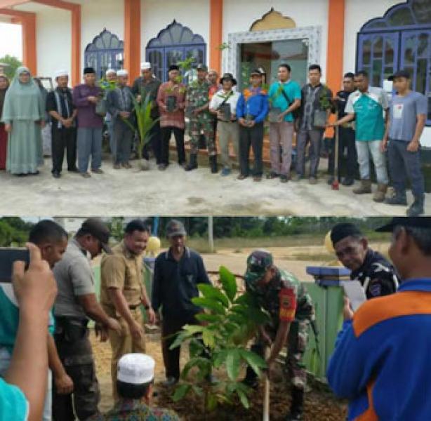 Koramil 15/KK Kodim 0313/Kpr Tanam Pohon Di Lingkungan Masjid Al-Azhim Kerumutan