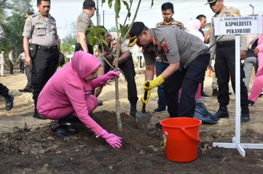 Laksanakan Program Polri Peduli Penghijauan, Polresta Pekanbaru Tanam Pohon Serentak