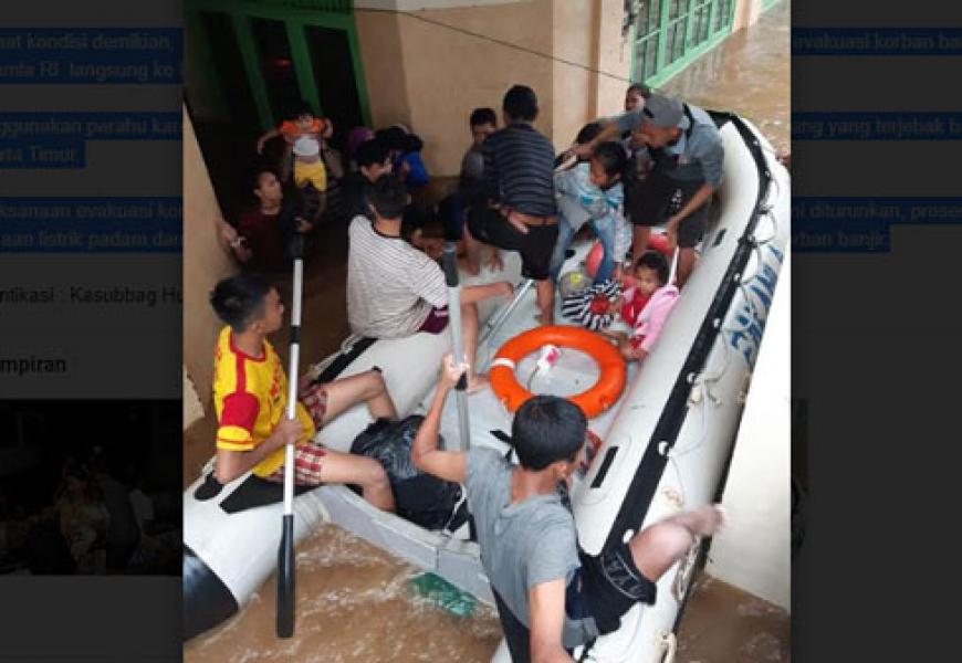 Personel Bakamla RI Bantu Evakuasi Korban Banjir Jakarta