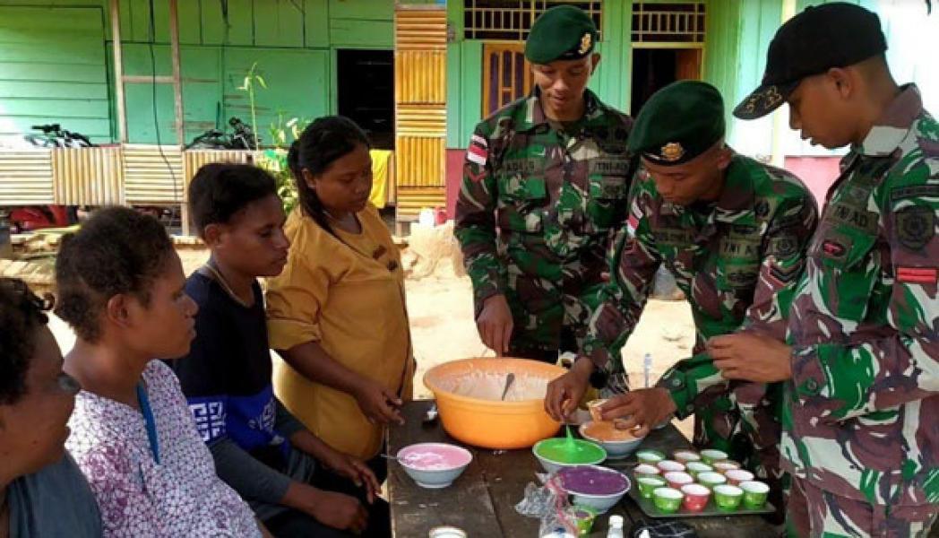 Prajurit Penjaga Perbatasan RI-PNG Ajarkan Mama-Mama Papua Cara Membuat Kue