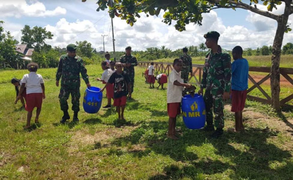 Prajurit TNI Ajarkan Pelajar di Perbatasan RI-PNG Cinta Kebersihan Lingkungan