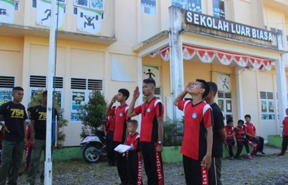 Prajurit TNI Yonif 755 Kostrad Ajarkan Anak-Anak Disabilitas Menjadi Pengibar Bendera