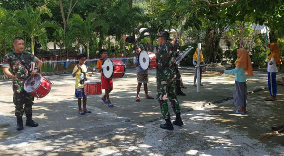 Prajurit TNI Yonif RK 136/TS Latih Murid SMP Negeri 5 Leihitu Bermain Drumband