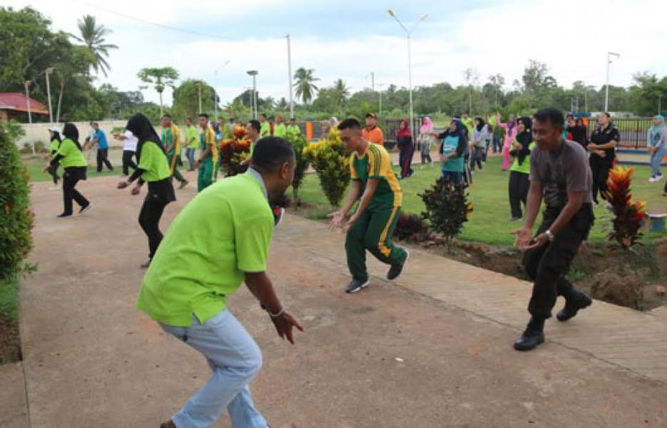 Rajut Kebersamaan, Satgas Yonif MR 411 Kostrad Ikuti Senam Bersama Unsur CIQS Sota