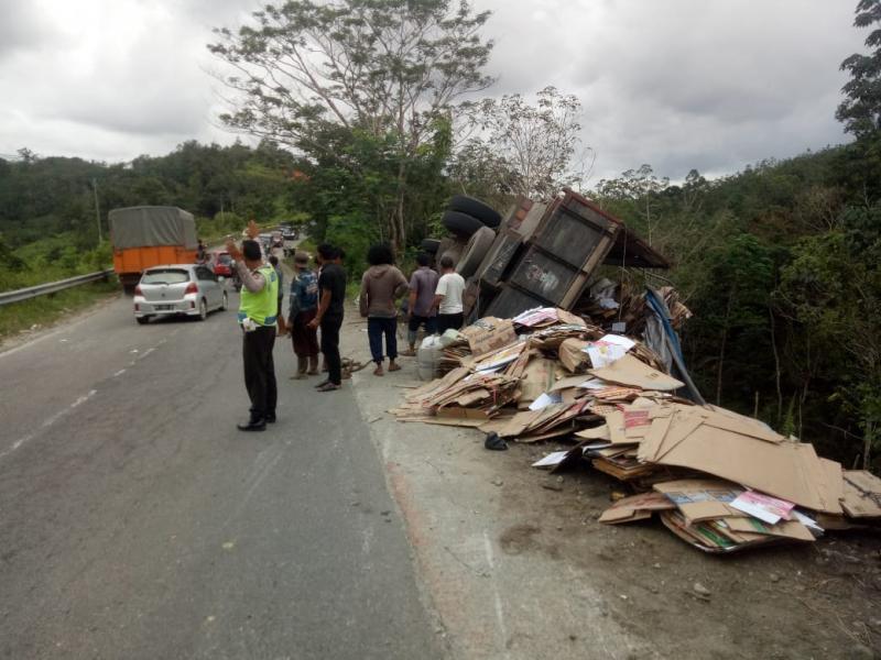 Rem Blong, Truk Bermuatan Karton Bekas Terbalik di Jalam Lintas Sumbar Riau